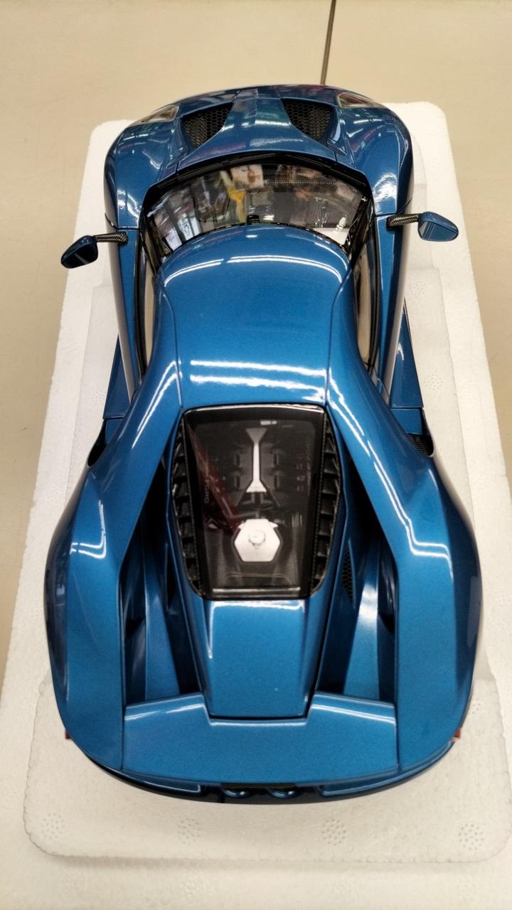 Load image into Gallery viewer, AUTOart Ford GT 2017 Diecast Car 1/18 Scale– Used