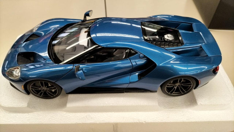 Load image into Gallery viewer, AUTOart Ford GT 2017 Diecast Car 1/18 Scale– Used