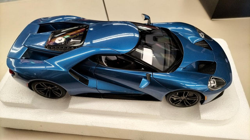Load image into Gallery viewer, AUTOart Ford GT 2017 Diecast Car 1/18 Scale– Used