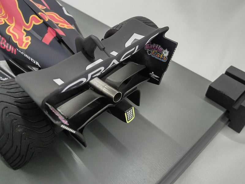 Laden Sie das Bild in Galerie -Viewer, SPARK 18S774 Oracle Red Bull Racing RB18 1/18 Scale Car– Used
