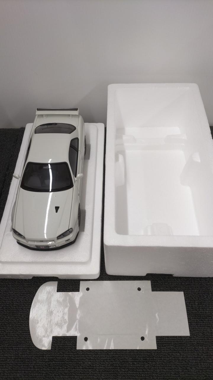 Load image into Gallery viewer, AUTOart Nissan Skyline 1/18 Scale Model Car– Used