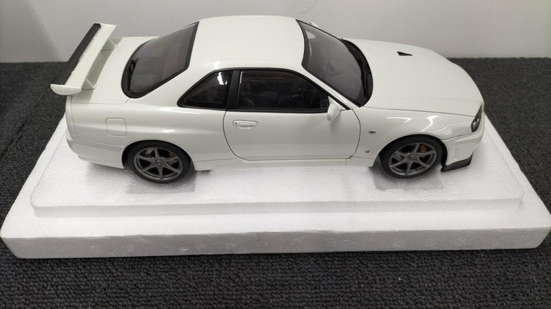 Load image into Gallery viewer, AUTOart Nissan Skyline 1/18 Scale Model Car– Used