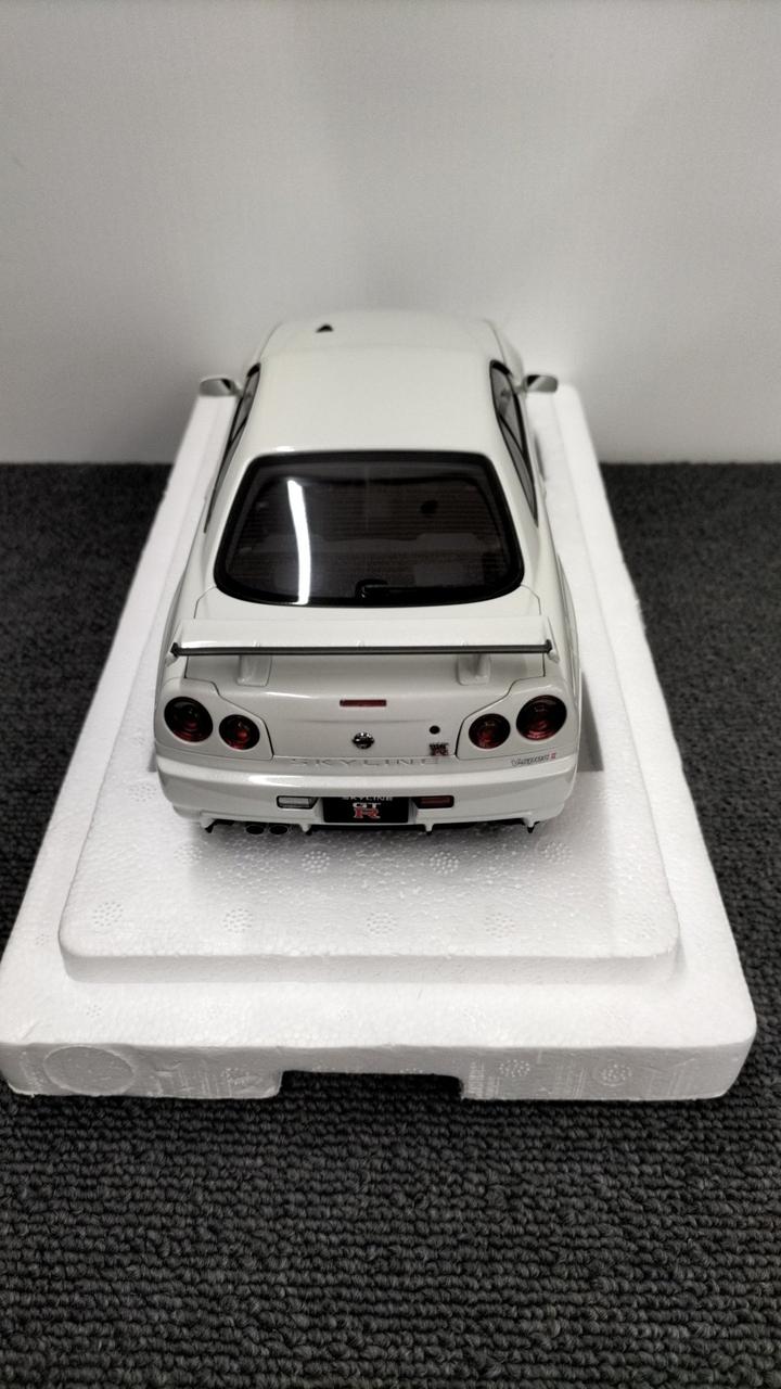 Load image into Gallery viewer, AUTOart Nissan Skyline 1/18 Scale Model Car– Used