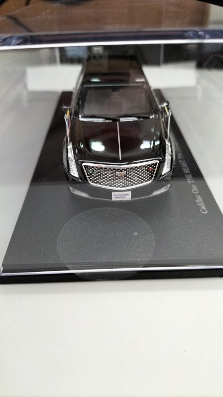Cargue la imagen en el visor de la galería, RAI'S Cadillac "The Beast" Presidential Limousine 2019 1/43 Diecast– Used