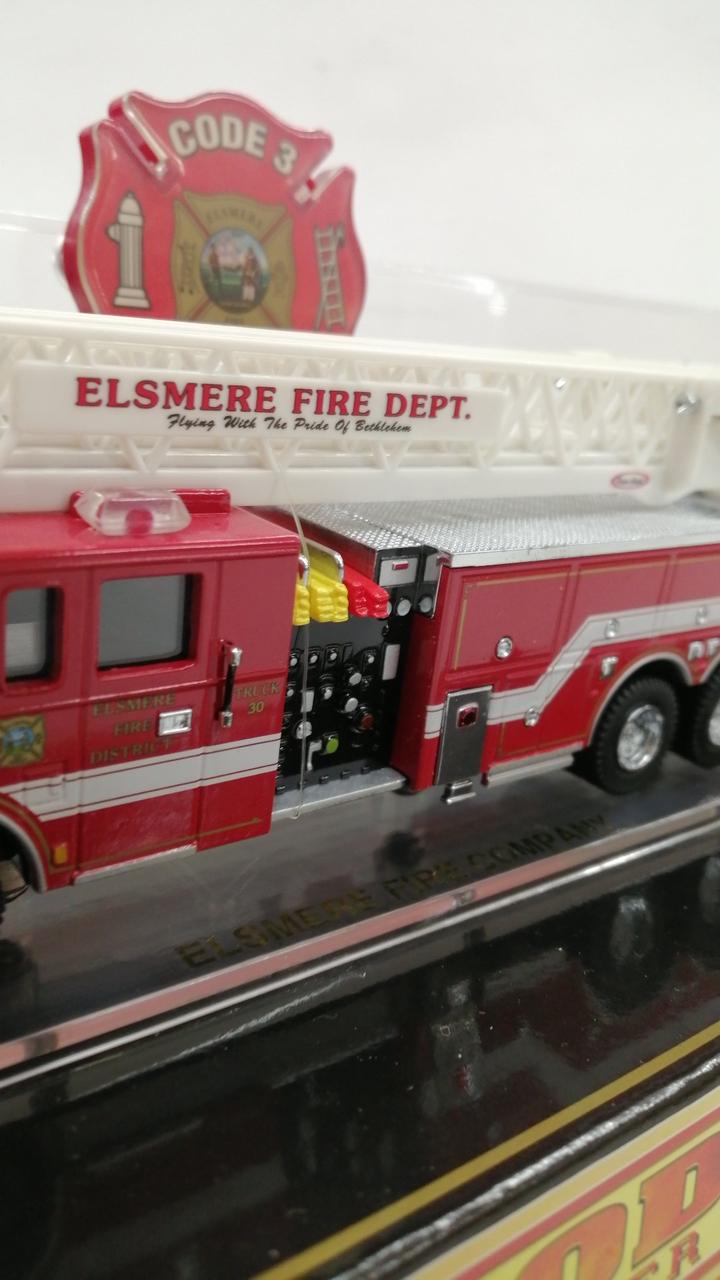 Carica immagine in Galleria Viewer, CODE 3 12910 ELSMERE FIRE DEPT T30 1/64 Diecast Model– Used
