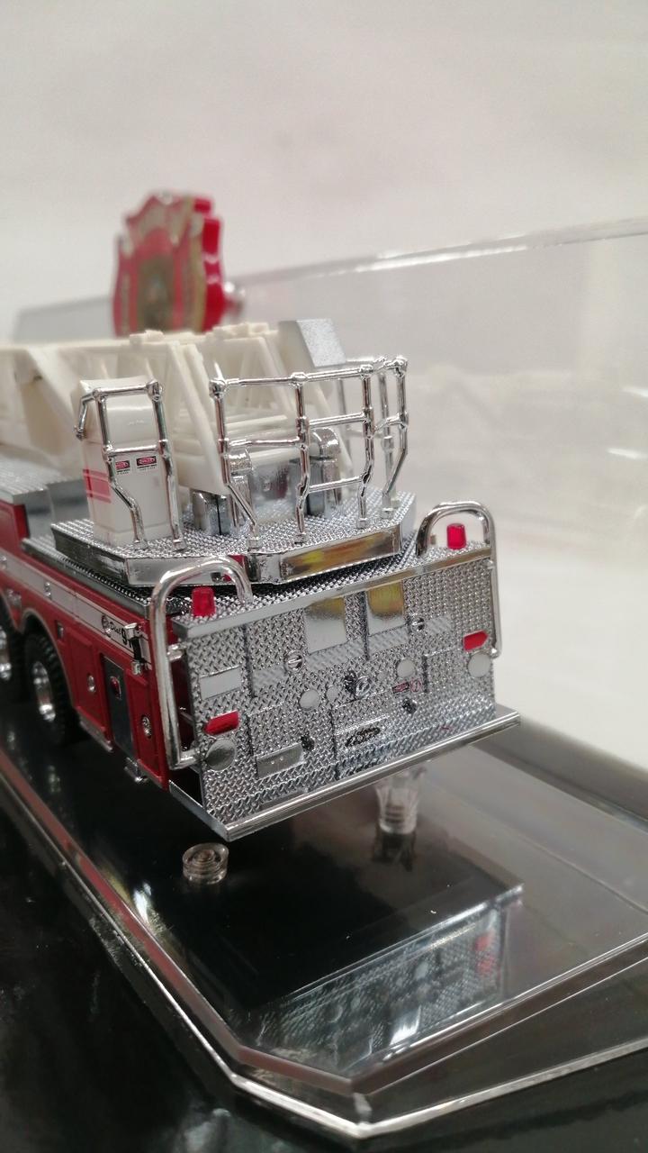 Carica immagine in Galleria Viewer, CODE 3 12910 ELSMERE FIRE DEPT T30 1/64 Diecast Model– Used