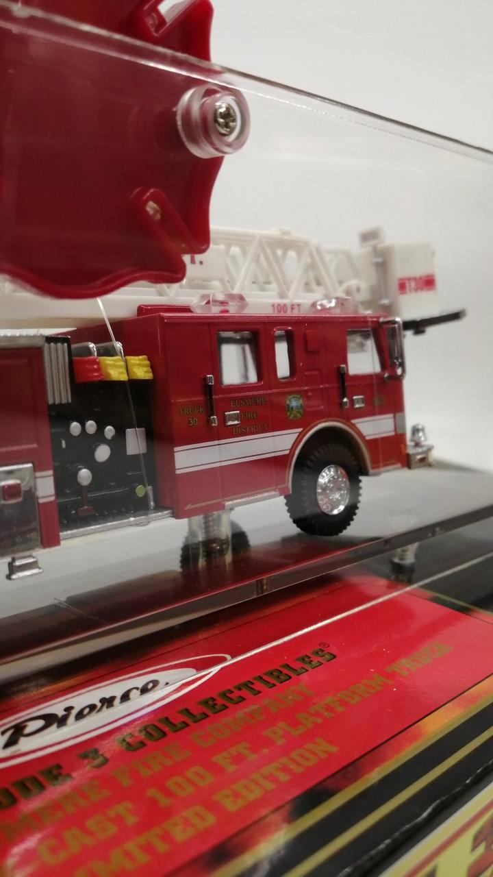 Carica immagine in Galleria Viewer, CODE 3 12910 ELSMERE FIRE DEPT T30 1/64 Diecast Model– Used