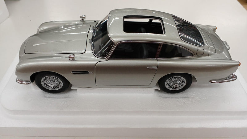 Load image into Gallery viewer, AUTOart Aston Martin DB5 James Bond Car 1/18 Diecast Car– Used