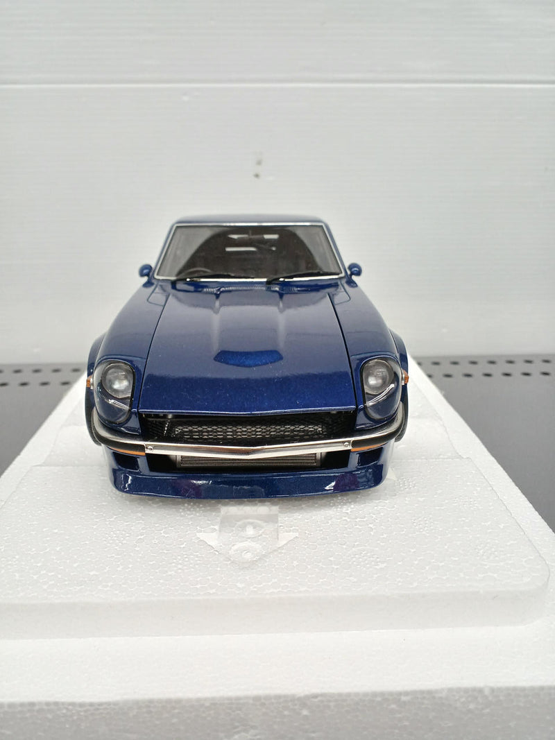 Cargue la imagen en el visor de la galería, AUTOart Fairlady Z (S30) "Devil Z" 1/18 Scale Model Car– Used