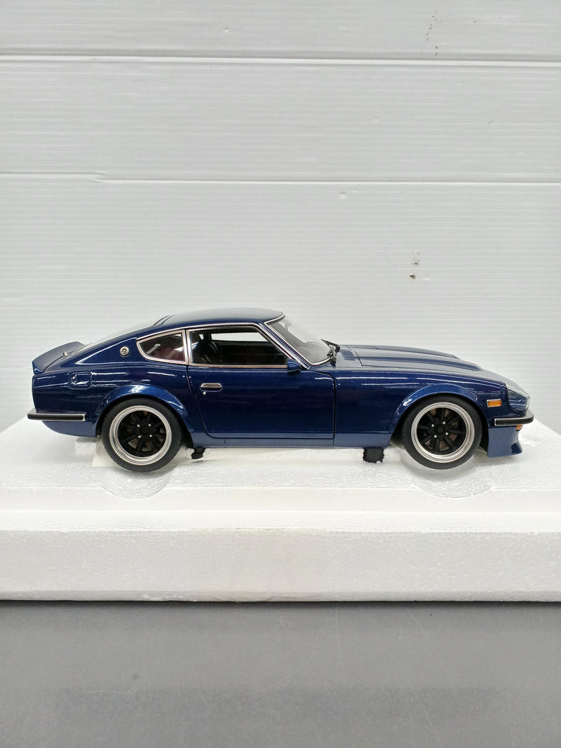 Cargue la imagen en el visor de la galería, AUTOart Fairlady Z (S30) "Devil Z" 1/18 Scale Model Car– Used