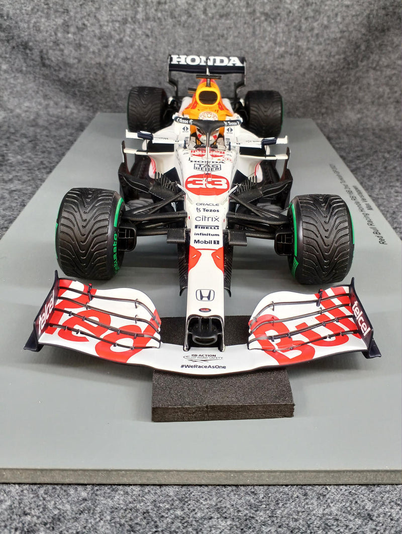 Laden Sie das Bild in Galerie -Viewer, SPARK 18S605 1/18 Scale Diecast Car– Used