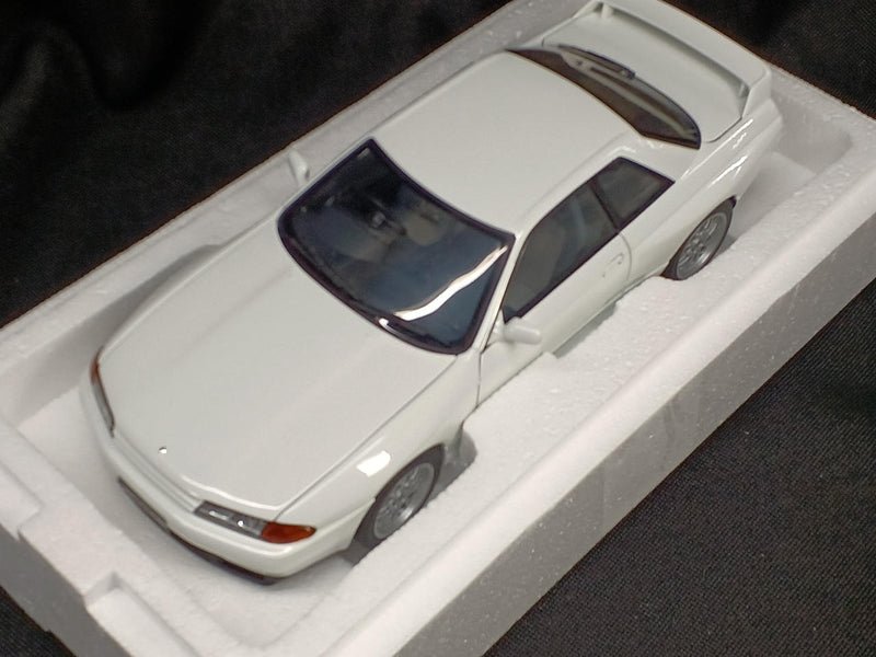 Laden Sie das Bild in Galerie -Viewer, AUTOART 1/18 NISSAN SKYLINE GT-R (R32) V-SPEC II Scale Model Car– Used