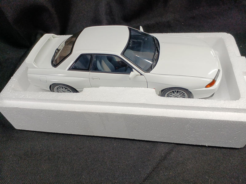 Laden Sie das Bild in Galerie -Viewer, AUTOART 1/18 NISSAN SKYLINE GT-R (R32) V-SPEC II Scale Model Car– Used