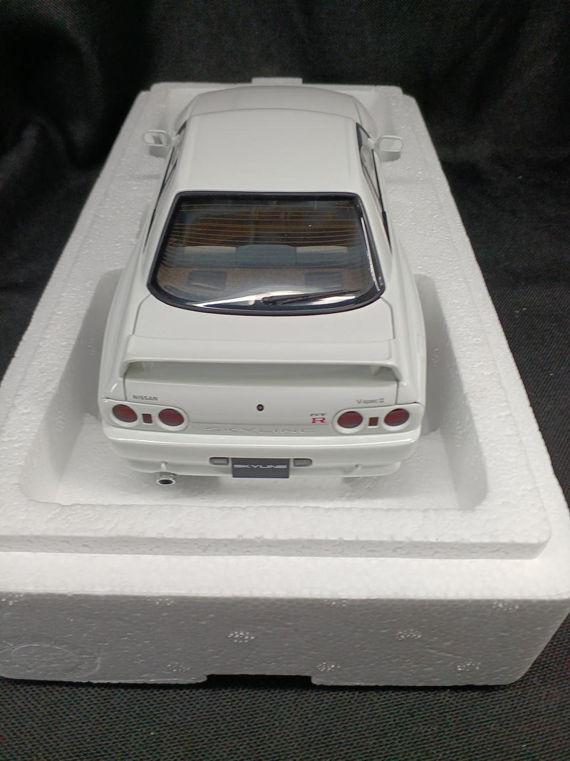Laden Sie das Bild in Galerie -Viewer, AUTOART 1/18 NISSAN SKYLINE GT-R (R32) V-SPEC II Scale Model Car– Used