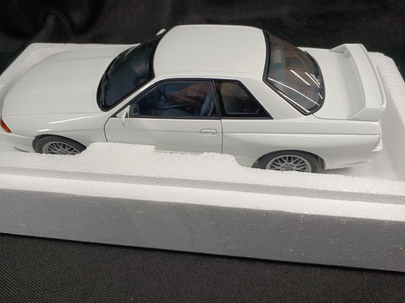 Laden Sie das Bild in Galerie -Viewer, AUTOART 1/18 NISSAN SKYLINE GT-R (R32) V-SPEC II Scale Model Car– Used