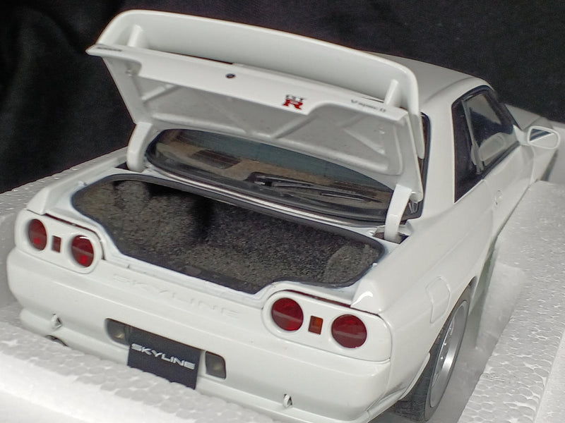 Laden Sie das Bild in Galerie -Viewer, AUTOART 1/18 NISSAN SKYLINE GT-R (R32) V-SPEC II Scale Model Car– Used