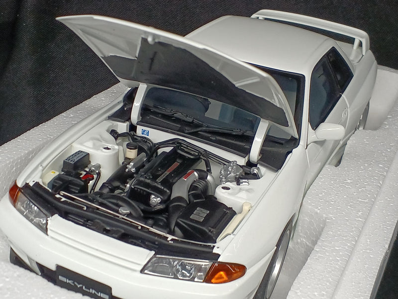 Laden Sie das Bild in Galerie -Viewer, AUTOART 1/18 NISSAN SKYLINE GT-R (R32) V-SPEC II Scale Model Car– Used