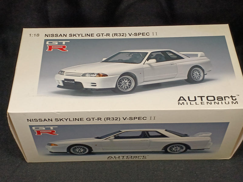 Laden Sie das Bild in Galerie -Viewer, AUTOART 1/18 NISSAN SKYLINE GT-R (R32) V-SPEC II Scale Model Car– Used