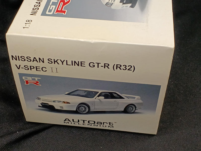 Laden Sie das Bild in Galerie -Viewer, AUTOART 1/18 NISSAN SKYLINE GT-R (R32) V-SPEC II Scale Model Car– Used