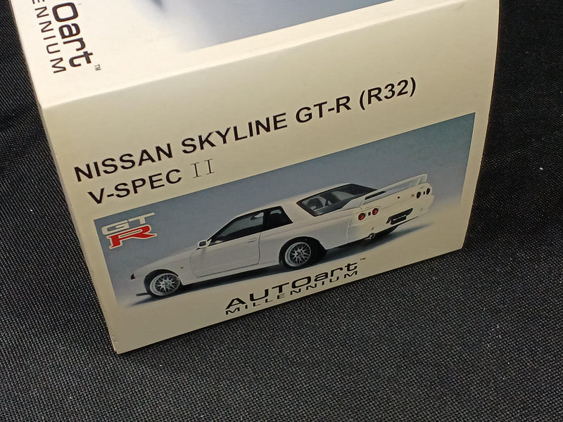 Laden Sie das Bild in Galerie -Viewer, AUTOART 1/18 NISSAN SKYLINE GT-R (R32) V-SPEC II Scale Model Car– Used