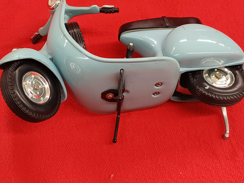 Carica immagine in Galleria Viewer, XONEX PIAGGIO LIMITED EDITION 1/6 VESPA 150 "SPORTIQUE" Scale Model– Used