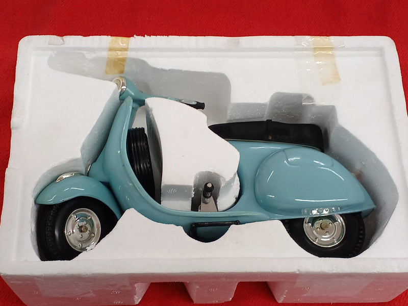 Carica immagine in Galleria Viewer, XONEX PIAGGIO LIMITED EDITION 1/6 VESPA 150 "SPORTIQUE" Scale Model– Used