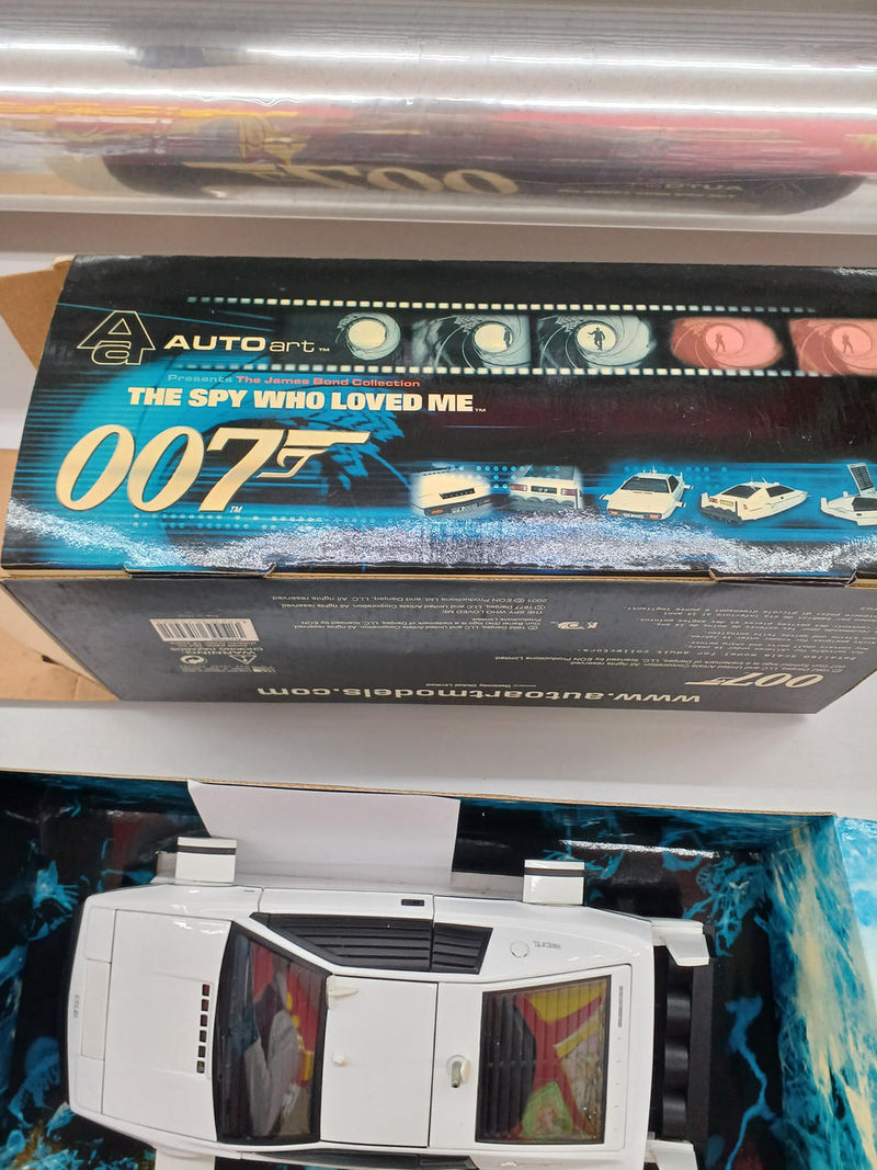 Carica immagine in Galleria Viewer, AUTOart 007 Lotus ESPRIT 1/18 Scale Model Car– Used