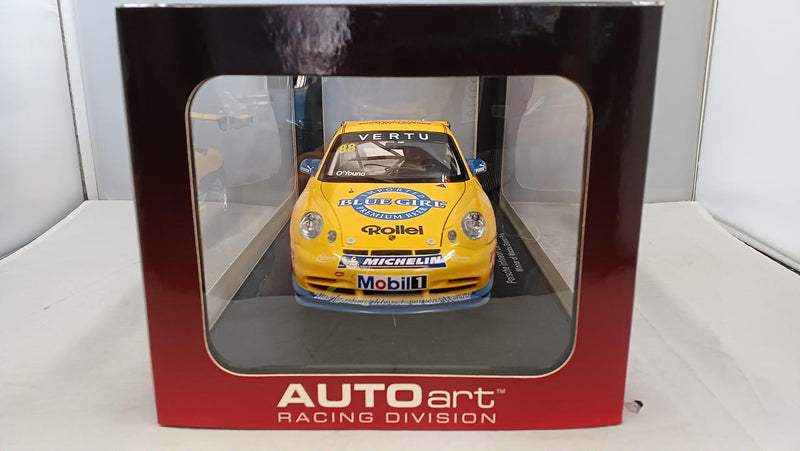 Laden Sie das Bild in Galerie -Viewer, AUTOart 1/18 Porsche 911 '05 GT3 Cup Macau Winner 1/18 Scale Car– Used