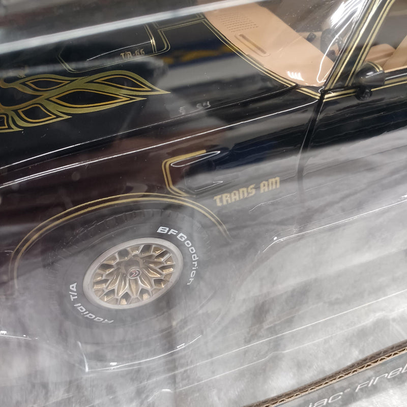 Carica immagine in Galleria Viewer, AMERICAN MUSCLE 1977 PONTIAC FIREBIRD TRANS AM 1/18 Scale Diecast Car– Used