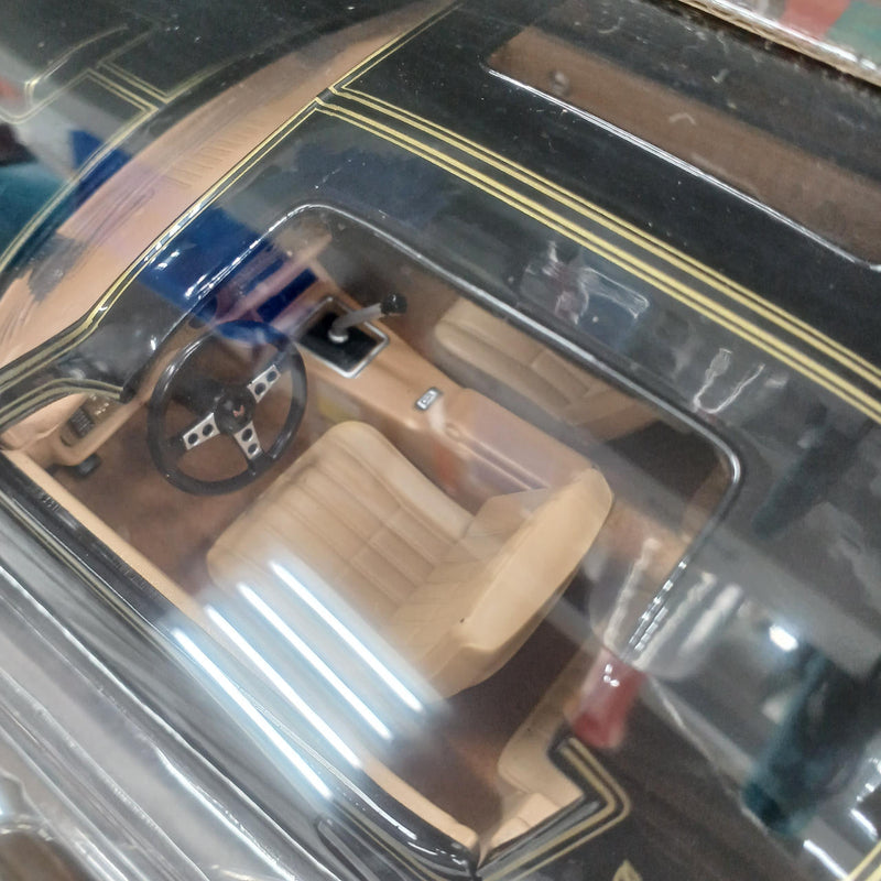 Carica immagine in Galleria Viewer, AMERICAN MUSCLE 1977 PONTIAC FIREBIRD TRANS AM 1/18 Scale Diecast Car– Used