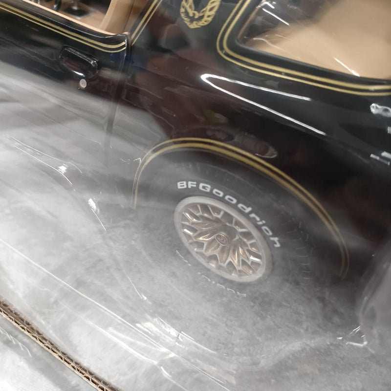 Carica immagine in Galleria Viewer, AMERICAN MUSCLE 1977 PONTIAC FIREBIRD TRANS AM 1/18 Scale Diecast Car– Used