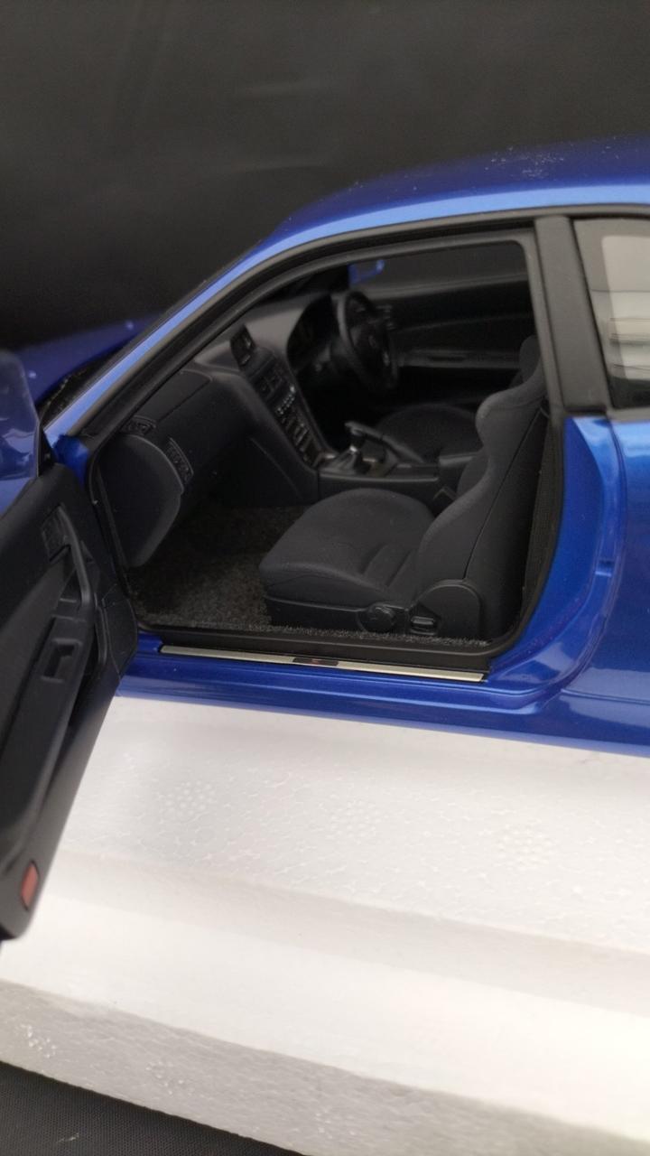 Load image into Gallery viewer, AUTOart NISSAN SKYLINE GT-R (R34) V-SPEC 1/18 Model Car– Used