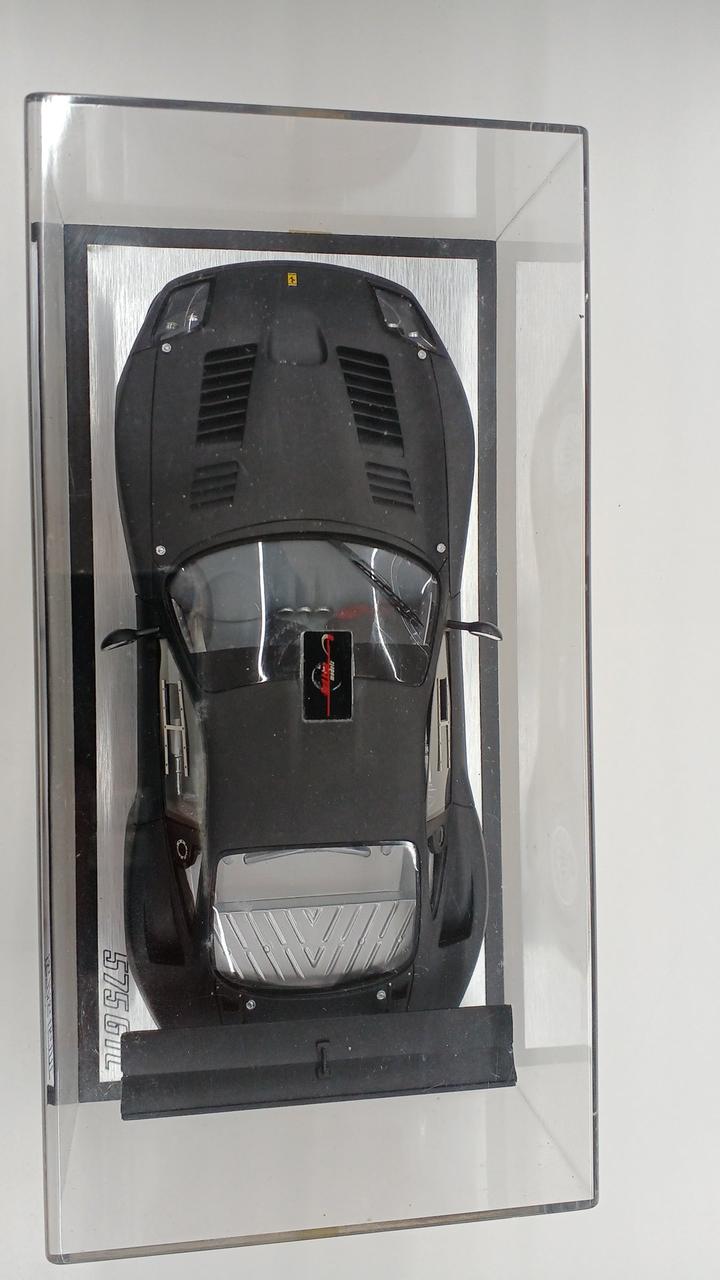 Laden Sie das Bild in Galerie -Viewer, SPARK Ferrari 575 GTC Model Car– Used