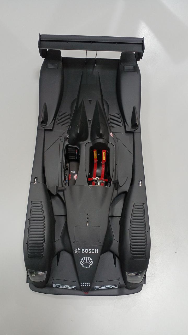 Laden Sie das Bild in Galerie -Viewer, SPARK AUDI R10 TDI TEST CAR 2006 1/18 Scale Car– Used