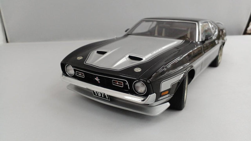Load image into Gallery viewer, AUTOART MILLENNIUM 1/18 FORD MUSTANG MACH I FASTBACK '71 (Black)– Used