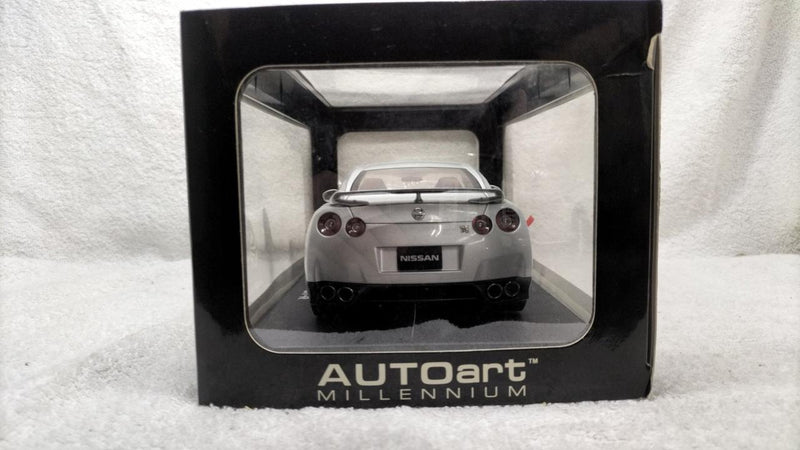 Load image into Gallery viewer, AUTOart NISSAN GT-R 1/18 Diecast Car– Used