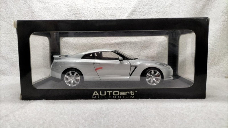 Load image into Gallery viewer, AUTOart NISSAN GT-R 1/18 Diecast Car– Used