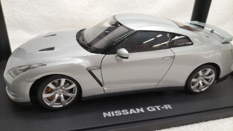 Load image into Gallery viewer, AUTOart NISSAN GT-R 1/18 Diecast Car– Used