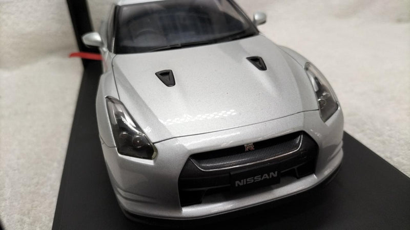 Load image into Gallery viewer, AUTOart NISSAN GT-R 1/18 Diecast Car– Used