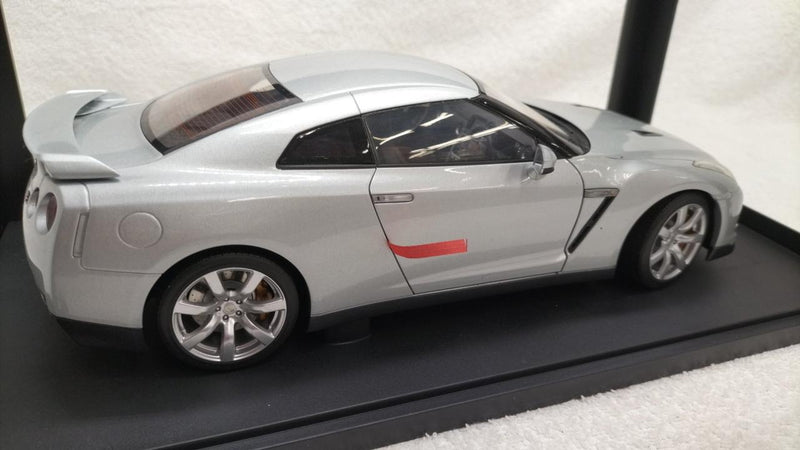 Load image into Gallery viewer, AUTOart NISSAN GT-R 1/18 Diecast Car– Used