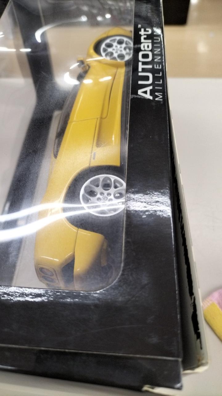 Load image into Gallery viewer, AUTOart LAMBORGHINI DIABLO 6.0 1/18 Scale Car– Used