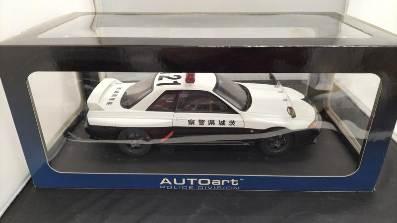 Load image into Gallery viewer, AUTOART Police Car Ibaraki Prefecture #121 Nissan Skyline GT-R R32 1/18– Used