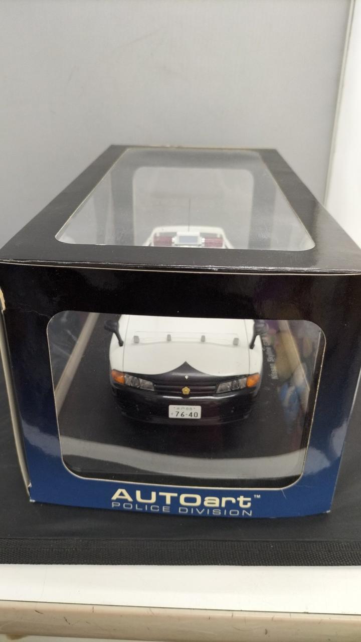 Load image into Gallery viewer, AUTOART Police Car Ibaraki Prefecture #121 Nissan Skyline GT-R R32 1/18– Used