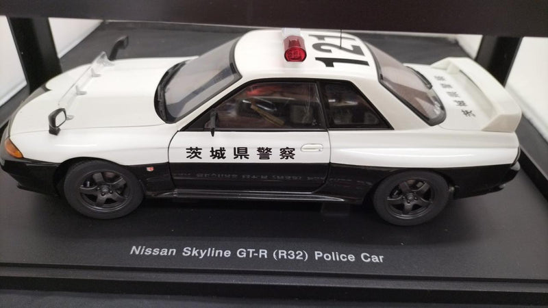Load image into Gallery viewer, AUTOART Police Car Ibaraki Prefecture #121 Nissan Skyline GT-R R32 1/18– Used