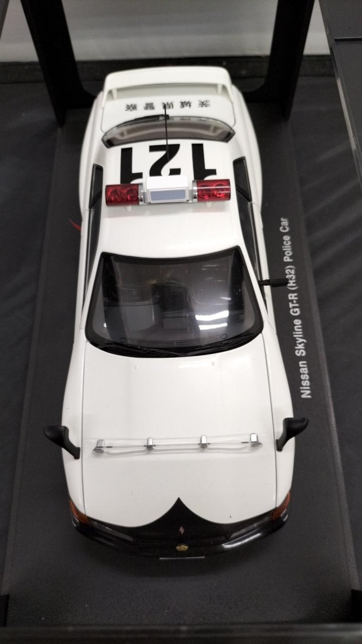 Load image into Gallery viewer, AUTOART Police Car Ibaraki Prefecture #121 Nissan Skyline GT-R R32 1/18– Used