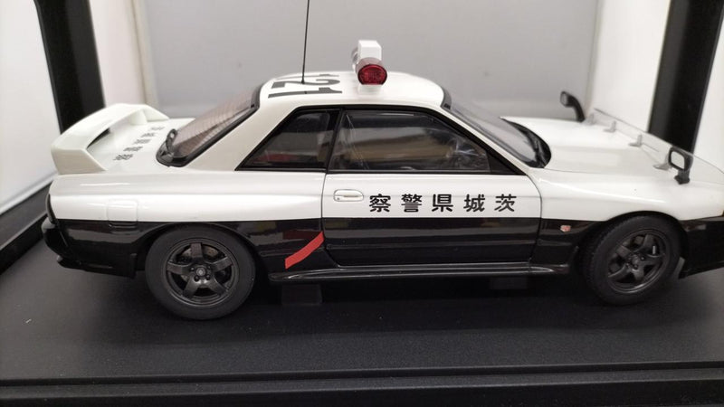 Load image into Gallery viewer, AUTOART Police Car Ibaraki Prefecture #121 Nissan Skyline GT-R R32 1/18– Used