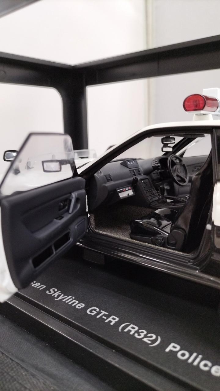 Load image into Gallery viewer, AUTOART Police Car Ibaraki Prefecture #121 Nissan Skyline GT-R R32 1/18– Used