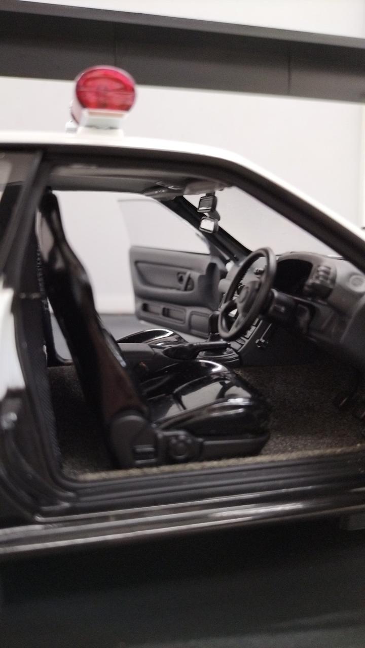 Load image into Gallery viewer, AUTOART Police Car Ibaraki Prefecture #121 Nissan Skyline GT-R R32 1/18– Used