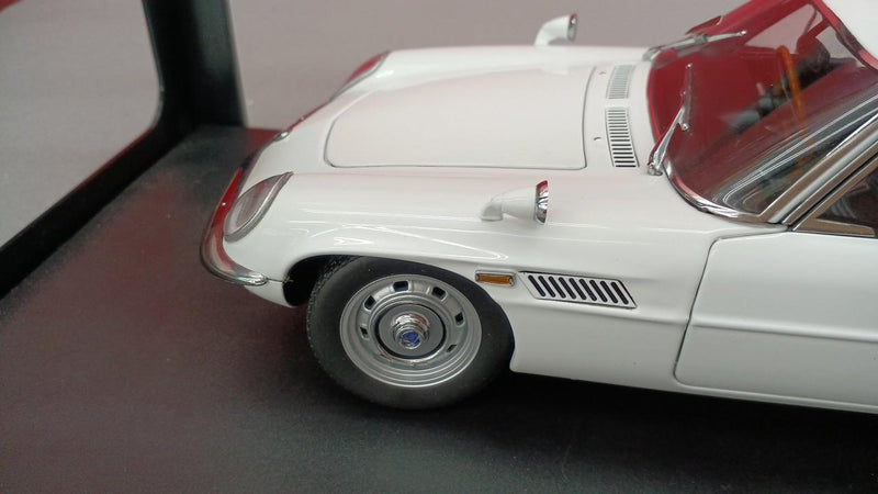 Load image into Gallery viewer, AUTOart MILLENNIUM MAZDA COSMO SPORT White 1/18 Scale Car– Used