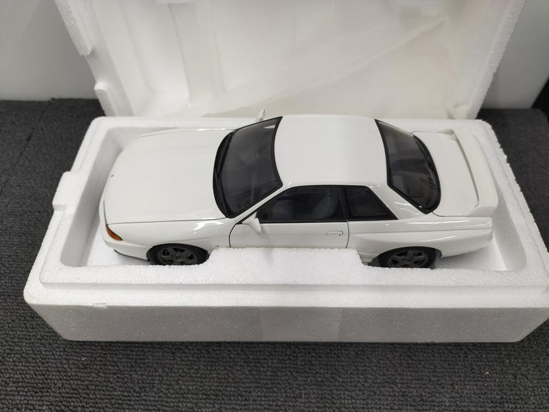 Load image into Gallery viewer, AUTOart Nissan Skyline GT-R R32 (Crystal White) 1/18 Scale Car– Used